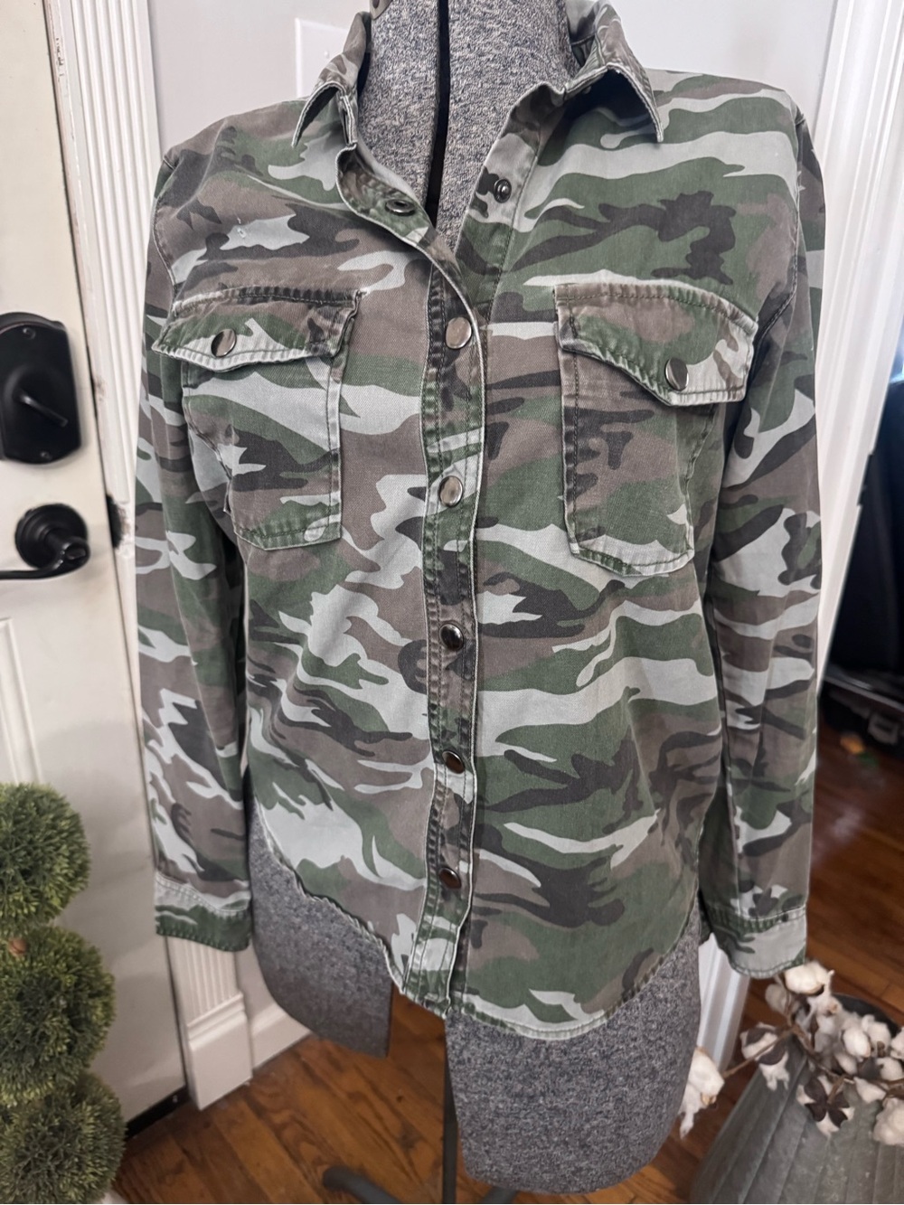 Women’s Forever 21 Camouflage Button Up Distressed Shirt Small
